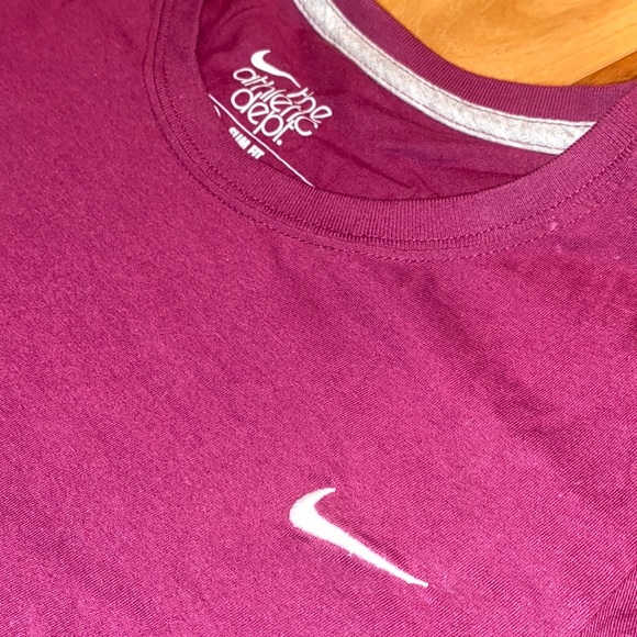 LIKE NEW~NIKE SLIM FIT T-SHIRT~EMBROIDERED LOGO~XS - Picture 2 of 4